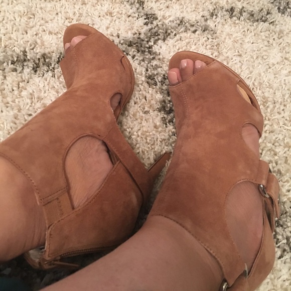 Heels - Picture 2 of 3